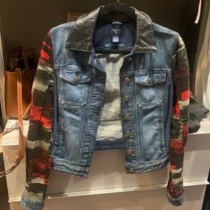 Guess jean jacket with fabric and faux leather collar. Comfortable, looks new